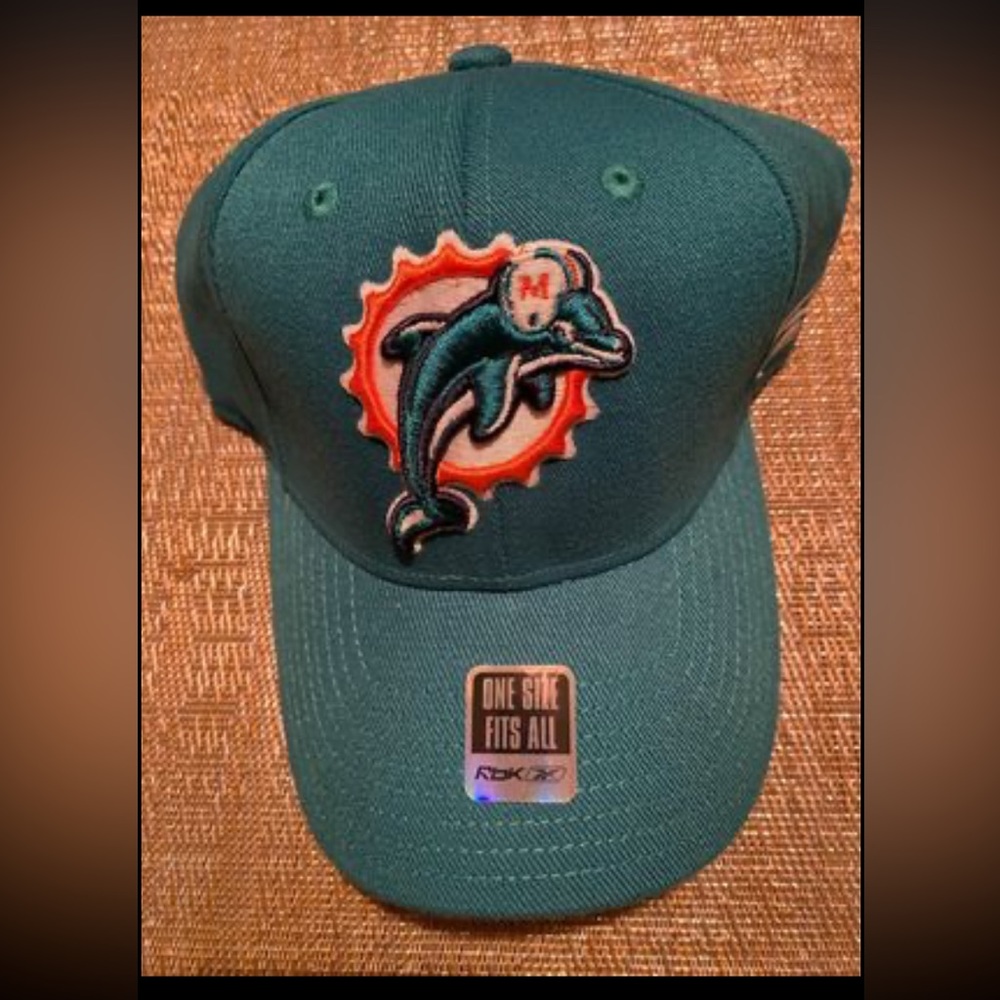 Dolphin Hat by Reebok, one size fits all. Vintage!